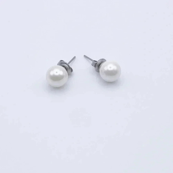 Pearl stud earring | Classic Jewelry | Waterproof Jewelry | Statement Jewelry - Picture 2 of 3